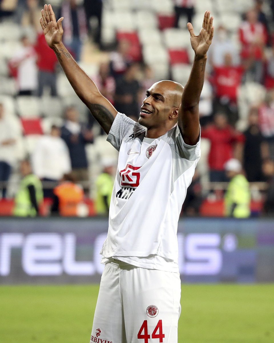 ❤️🤍 Kocaman bir aile olduğumuzu bir kez daha kanıtlayan büyük taraftarımıza sonsuz teşekkürlerimizle... #BitexenAntalyaspor