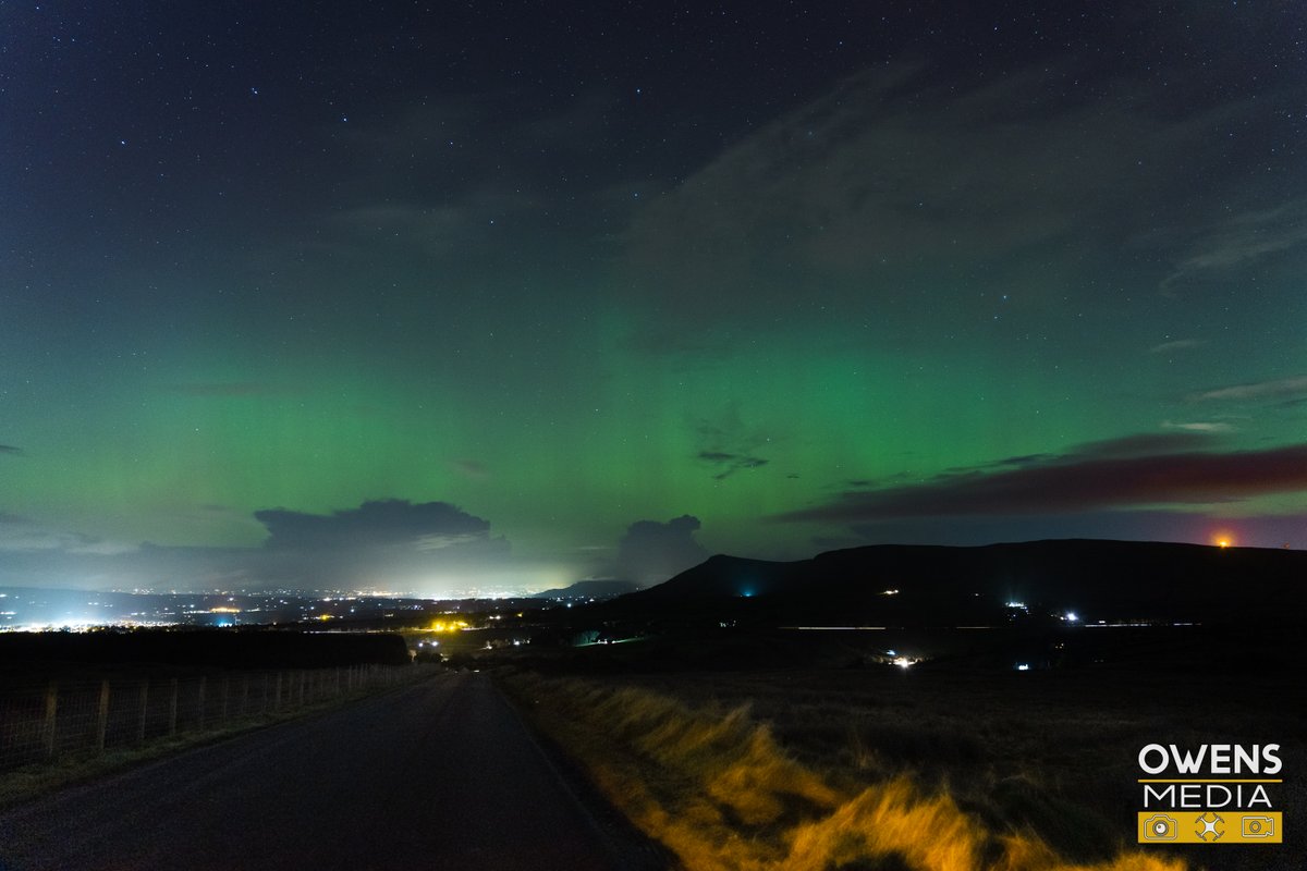 Aurora on display earlier this evening, captured from the Birren Road, overlooking the Roe Valley with Benbradagh and Binevenagh in the distance 📸💫

📍Birren Road, Dungiven

#Aurora #NorthernLights #Dungiven #Derry #Ireland #DiscoverNI