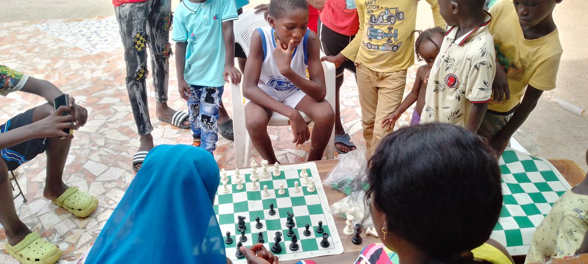YVFAGambia's tweet photo. Thanks to Huja for the chess lesson and donation us with an extra Chess set.
@thegiftofchess
#chesslover
#yvfa https://t.co/Vfo0AOchTv