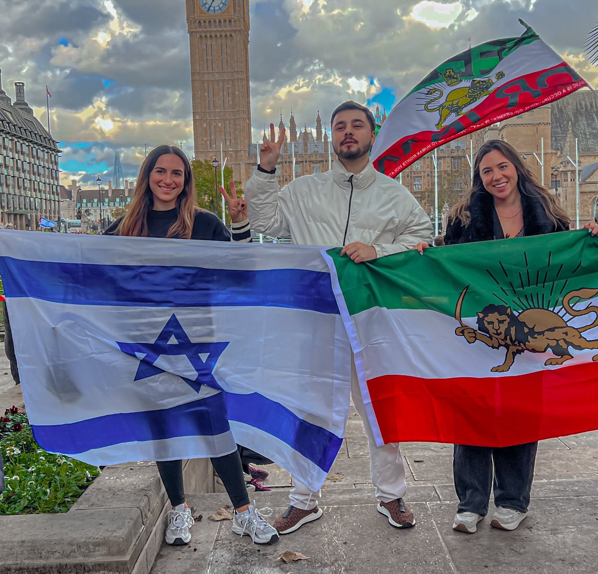 Rez_S's tweet photo. @metpoliceuk This flag stands with Israel https://t.co/CgMZx2NDbS