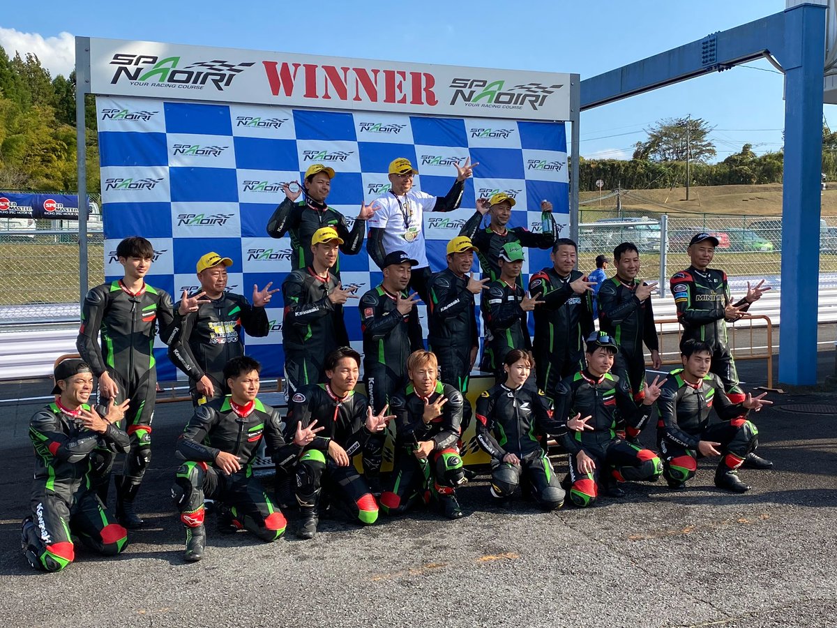 beckhamhisashi's tweet photo. NinjaTeamGreenCup SPA直入
決勝 12周
27台中
18位
クラス8位
今年のスプリントレースが終了しました、表彰台1回乗れたのは良かったかな。
みんなでビール掛けは楽しすぎた😁
来年もよろしくお願いします!!
#TEAMCOCORO
#姫路カワサキ
#sniper
#HDESIGN
#hitair https://t.co/HOOvYt0WYu