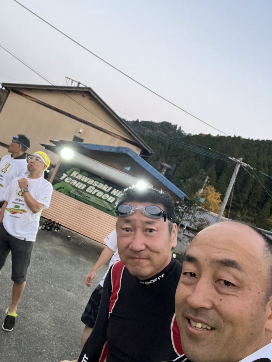 beckhamhisashi's tweet photo. NinjaTeamGreenCup SPA直入
決勝 12周
27台中
18位
クラス8位
今年のスプリントレースが終了しました、表彰台1回乗れたのは良かったかな。
みんなでビール掛けは楽しすぎた😁
来年もよろしくお願いします!!
#TEAMCOCORO
#姫路カワサキ
#sniper
#HDESIGN
#hitair https://t.co/HOOvYt0WYu