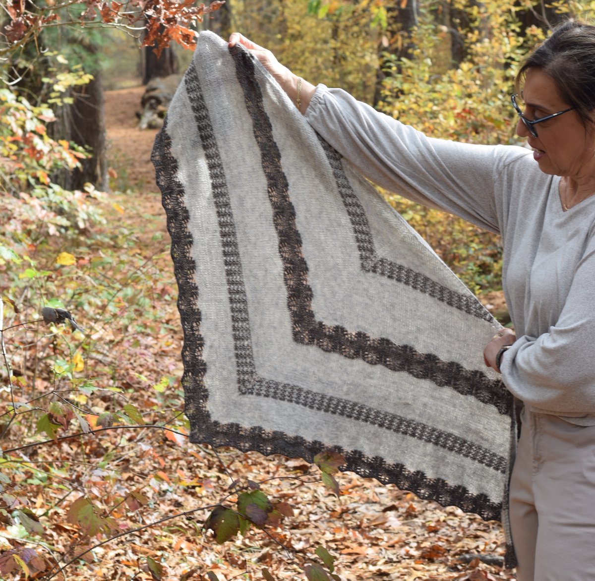 papermoonknits's tweet photo. • ☾ •  Test Call
Inspired by my walks in a nearby woods, Ramoscelli means “twigs” in Italian. There's stripes of slip-stitch colorwork and simple lace. You can use one color or many for the stripes. Although the sample was done in a light fingering, you can us... https://t.co/eFhoZxwEb7