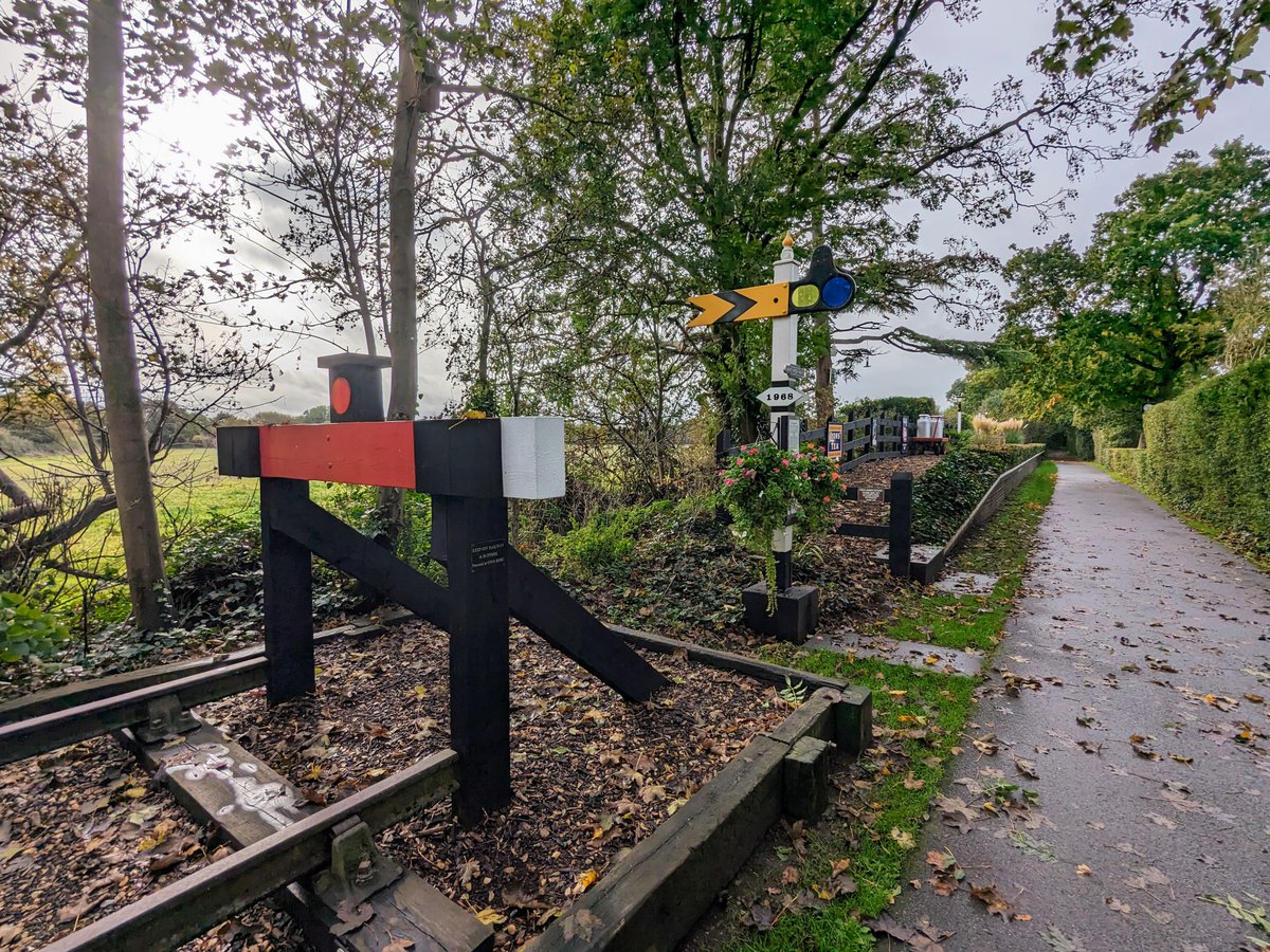 HertsWalker's tweet image. NEW - Walk 247: Nast Hyde Halt Loop 3.8 mile walk ideal for rail enthusiasts. Directions, maps, and GPX navigation files are free to download and enjoy on any device. #Hertfordshire #walking #freewalks #countryside #HertfordshireWalks 
hertfordshirewalker.uk/2023/11/walk-2…