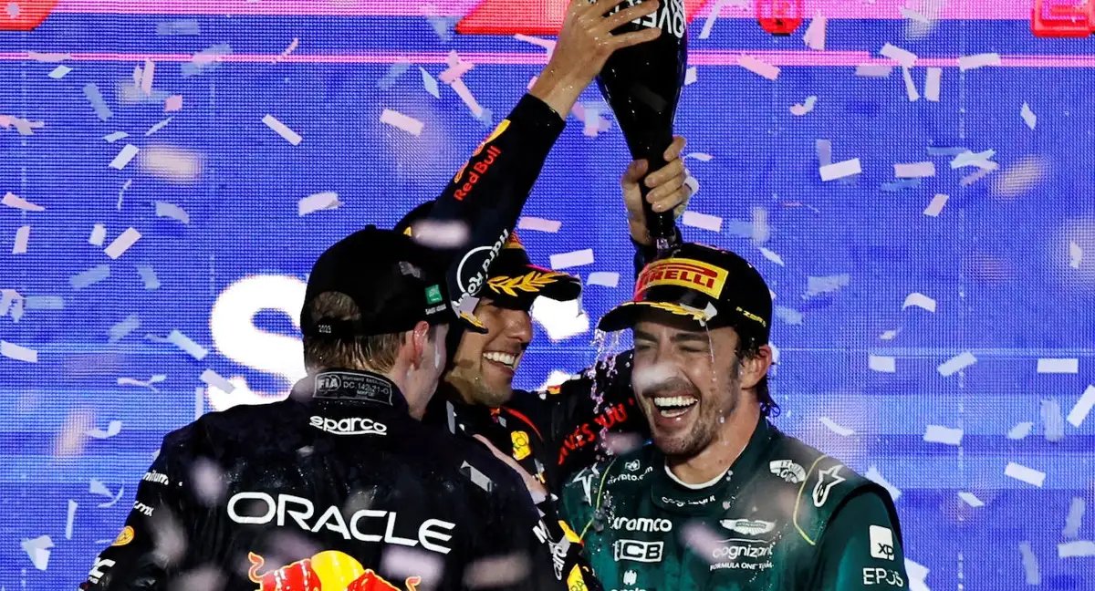 Verstappen ha contado a Viaplay que casi se sale porque estaba viendo la pelea entre Alonso y Checo por las pantallas.

"Casi me voy recto en la curva cuatro"

[<a href="/JoostNederpelt/">Joost Nederpelt</a>]

JAJAJAJAJA. GRANDE MAX.