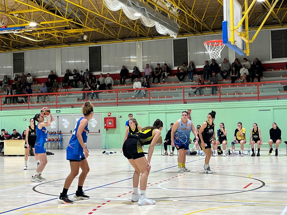 #5contra5 | Victòria del sènior masculí i també del femení de la <a href="/ubllefia/">Unió Bàsquet Llefià</a>. L'equip de Sergio Arias s'ha refet a #1aCat amb triomf contra el <a href="/BCFontajau/">Bàsquet Club Fontajau</a> (49-43) 🔵

Marta López, amb 11 punts, ha ajudat a tallar la ratxa de 2 derrotes seguides 💁‍♀️

<a href="/bdncom/">Badalona Comunicació</a>