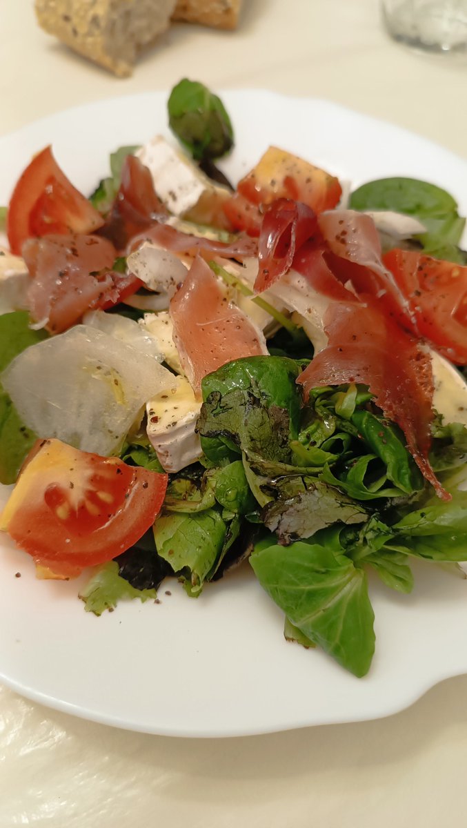 polroc's tweet photo. Direu "però si ja ha penjat aquesta foto una pila de vegades... de debò, que no cal més... 😩" Però ah, no hi ha res com una bona #amanida 🥗 per sopar, i les seguiré compartint amb vosaltres per recordar-vos-ho! 😋 https://t.co/KMdEMYP0KC