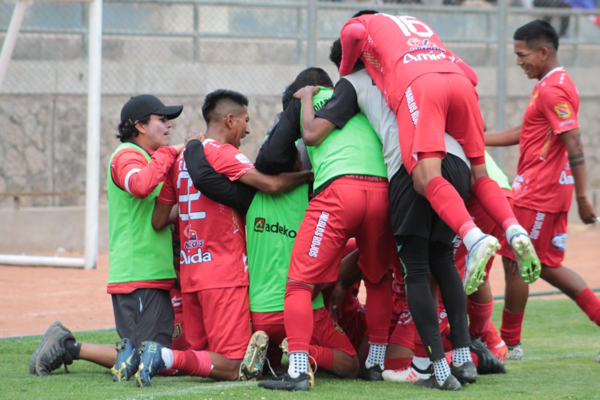 Sorpresa en casa. En el PT, vimos un AJI desdibujado y sorprendido por un ordenado Diablos Rojos de Juliaca que ya gana en Calca con goles de Diego Angles y Piero Antón  de penal. El arquero del AJI, Diego Macedo, protagonista en ambos goles.

📸 Jesús Calcina / <a href="/DeChalaca/">DeChalaca</a>