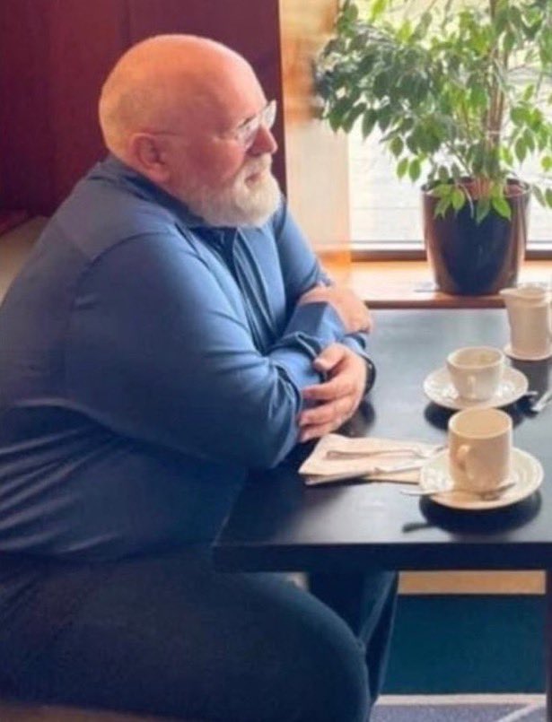Toon_Sesink's tweet photo. Timmermans is het prototype van de salonsocialist: verdiende in Brussel kapitalen, bewoont een super villa, vliegt de hele wereld over, voert campagne op kosten van de belastingbetaler. Hoezo is het geloofwaardig dat deze politicus opkomt voor de gewone man? #RTLdebat https://t.co/qRbVAIjQFS