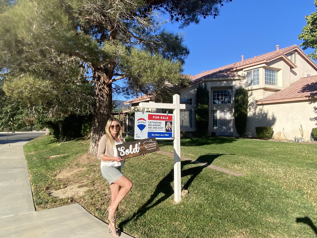 Very excited to give my buyers keys!! He was paying rent for an apartment in LA. Not no more!! He’s officially a homeowner 🏡 #letcatgotobatforyou  #weareremax  #listingagent #buyingagent #firsttimehomebuyer  #catherinecares  #catherinecloses