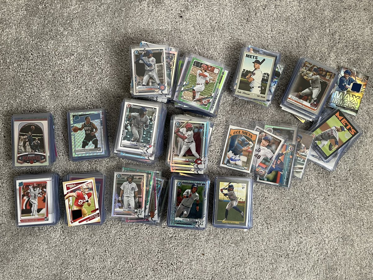 catdadcardguy's tweet photo. Clearing out all card related things I have that aren’t a slim pc!

Random mix of low end cards - big chunk is 2021 MLB (some base/refractor bigger name 1st). Some #’d/color &amp; supplies! If anyone’s interested in all @ cost to ship, let me know! @connections_sc  #thehobby https://t.co/RVGUKqf5Nr