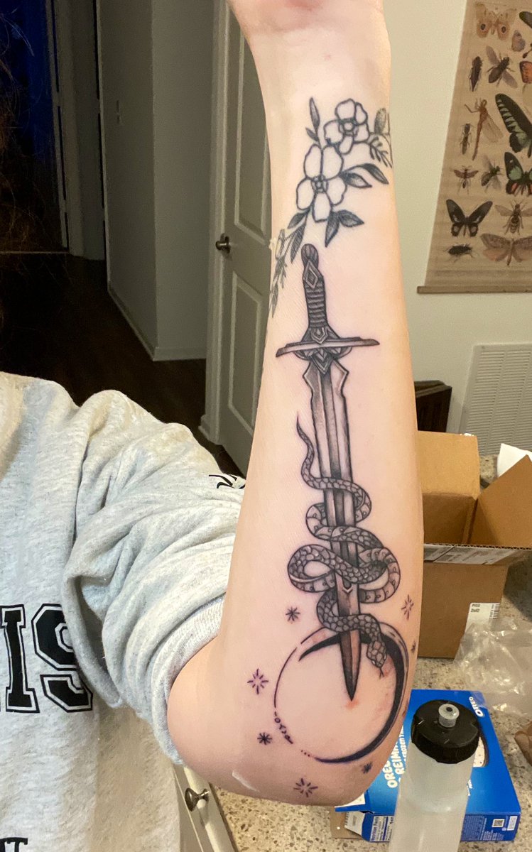 “Ataraxia, she had named that magic sword.
Inner Peace.” Fewer characters have resonated with me more than Nesta Archeron.  Hands down this is my absolute favorite tattoo thus far and of course added a snake for my Slytherin soul 🖤🫶🏻 #ACOTAR