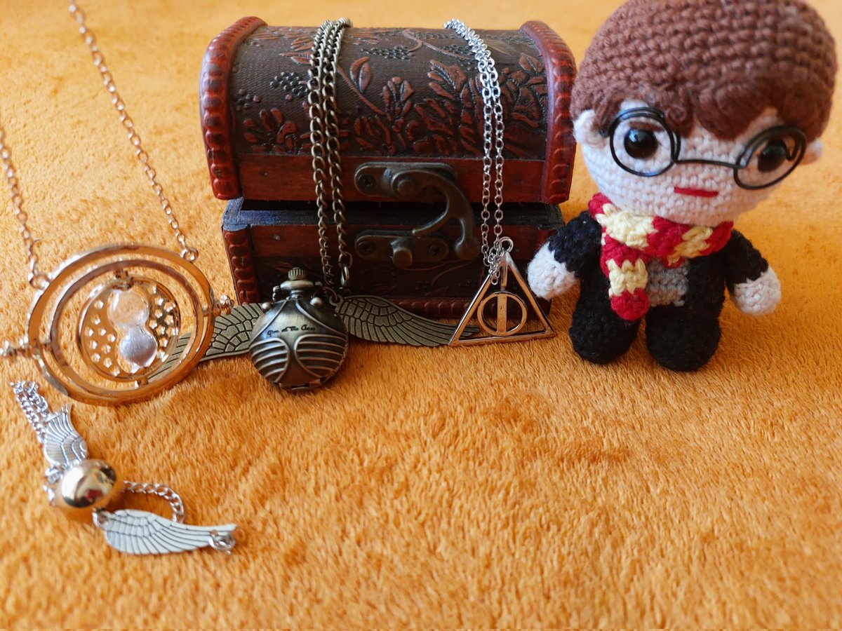 LimesPlace's tweet photo. Solo para Perú🇵🇪
🤔#Amigosecreto 💫💨 #Potterheads 🤩 ⁠
💰 PROMO POTTERHEAD s/40 En Stock🙊⁠
Incluye. 01 Reloj Smitch + 01 Giratiempo + Collar Snitch + Pulsera Snitch + 01 Collar Reliquias de la muerte. 
(Amigurumi adicionar s/20) viene con sorpresas Potterhead

consultanos https://t.co/0dWrMowdy5
