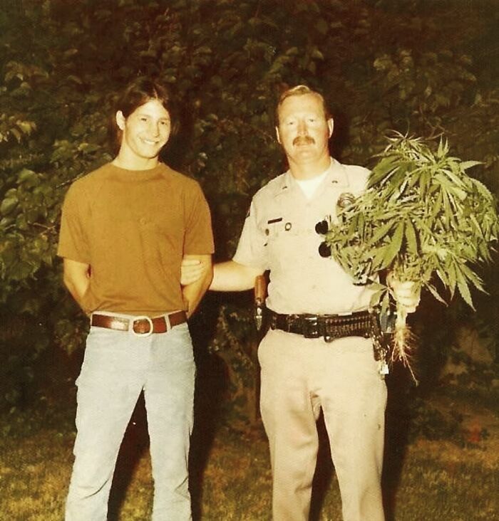 RelatocuriosoK's tweet photo. Detienen a un tipo por cultivar marihuana a mediados de los 70. https://t.co/XlfngPDyQO