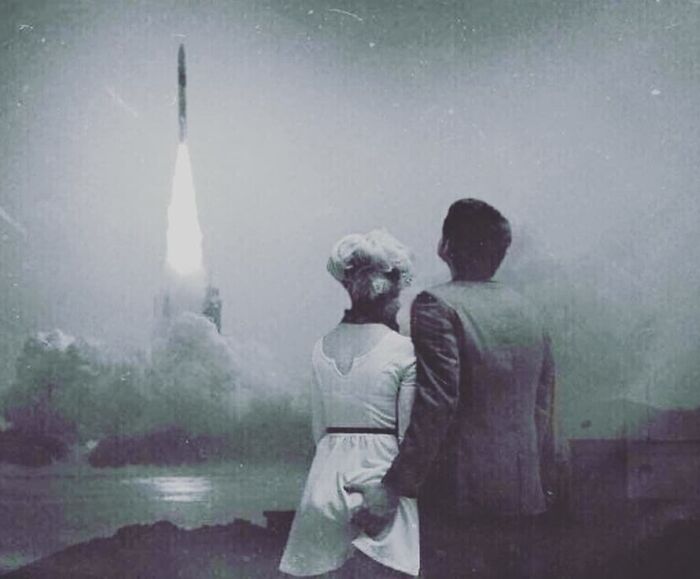 RelatocuriosoK's tweet photo. Pareja viendo el lanzamiento de la nave espacial Apolo 8, 1968. https://t.co/y5RpnTFlxI