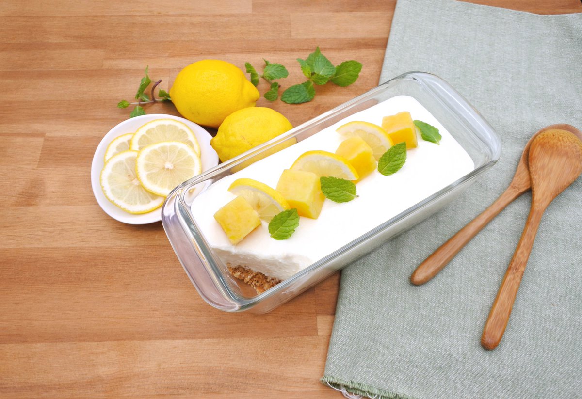 FoodMoka's tweet photo. NO-BAKE CHEESECAKE WITH LEMON SWEET POTATOES OSATSU
 It’s lightly sweet and perfectly refreshing with Lemon sweet potatoes osatsu

レモンとおさつおやつ付けレアチーズケーキ（プレーン）
クリームチーズの色合いやなめらかな舌触りはそのままに、ムースタイプに仕上げたのがレアチーズケーキ https://t.co/hczJS6gY7Z