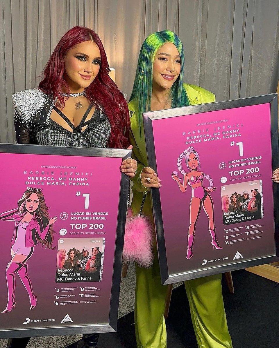 DivulgacionRBD's tweet photo. No show de ontem, na Colômbia, a cantora Farina visitou o backstage da #SoyRebeldeTour e recebeu junto a Dulce uma placa pelos streams de #BarbieRemix, tema da brasileira Rebecca que ambas participam com Danny Bond. https://t.co/fYgDmPA61V https://t.co/llsVMcMvZ7