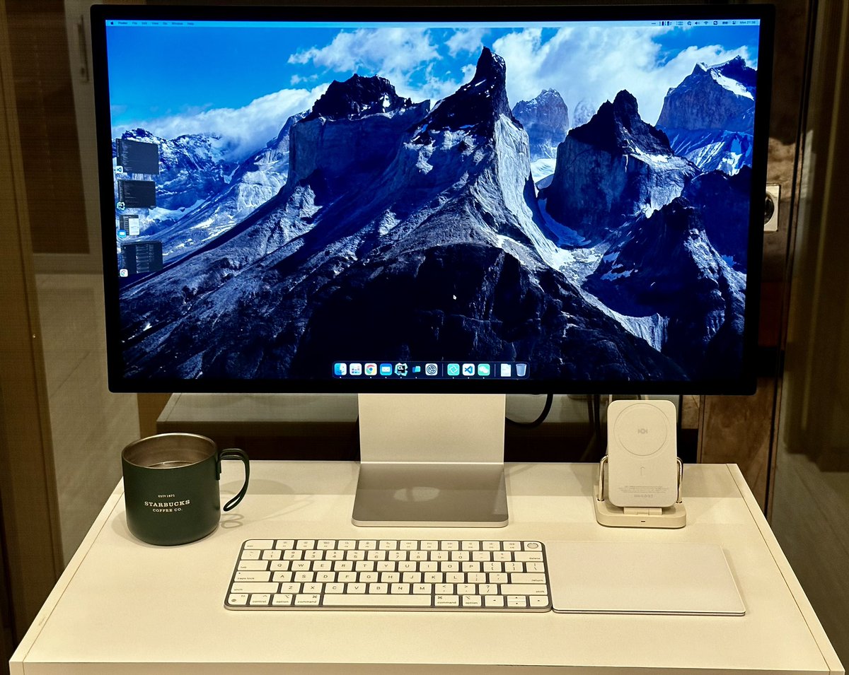 messense's tweet image. Studio Display + M2 Air 放桌子抽屉里面。