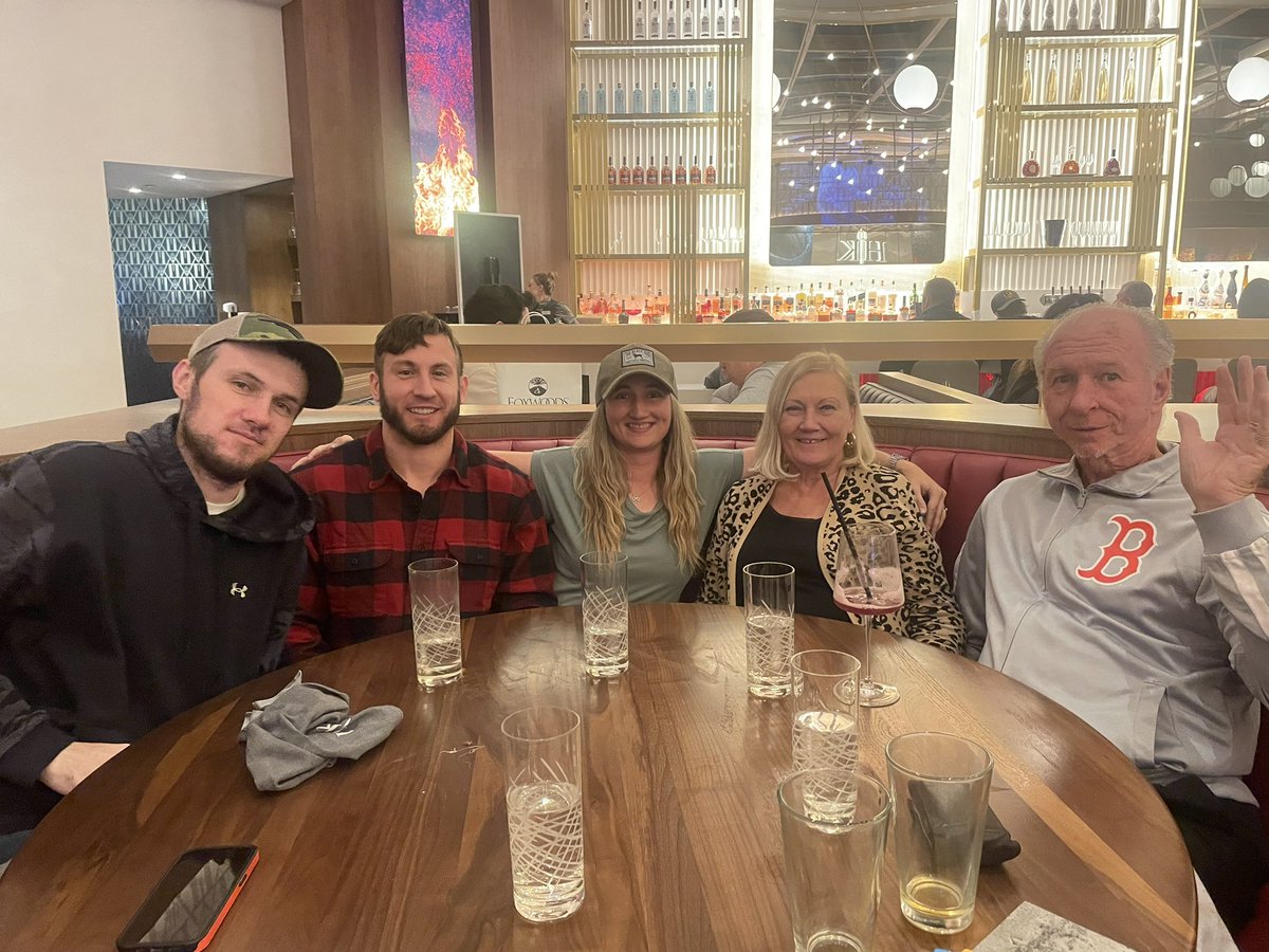 MsNewell7's tweet image. Thank you Hells Kitchen @FoxwoodsCT for an amazing meal ! #family #foxwoods #gordonramsay #beefwellington @HellsKitchenFOX @GordonRamsay