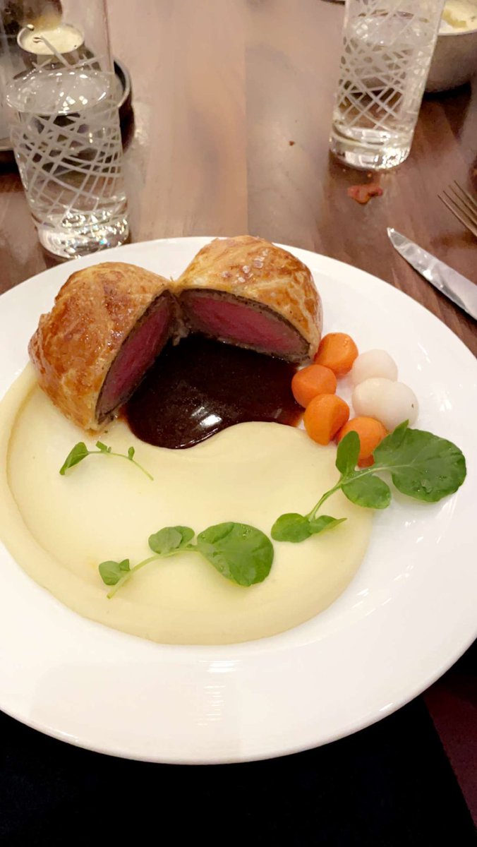 MsNewell7's tweet image. Thank you Hells Kitchen @FoxwoodsCT for an amazing meal ! #family #foxwoods #gordonramsay #beefwellington @HellsKitchenFOX @GordonRamsay
