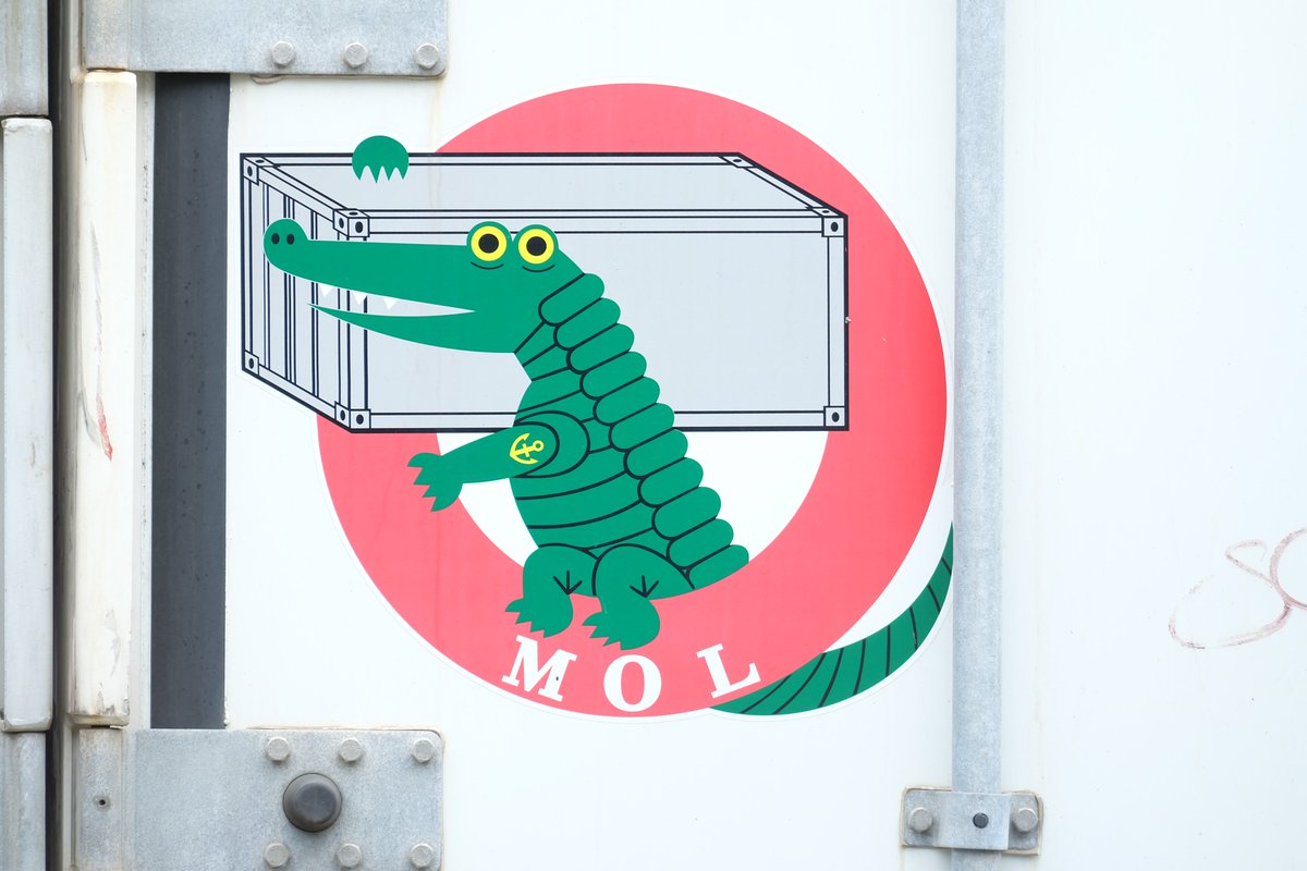 商船三井のワニさん。 正式なお名前は「ワニ公」といって 柳原良平翁のデザインの一つ。 広告黎明期を活躍した大先輩。  相模鉄道6000系「緑園都市号」やトリス・ウイスキーのアンクルトリスが著名な作品ですね。 このイラストの製品が作れたのは 店主個人的にちょっと ..., image size:1200x800