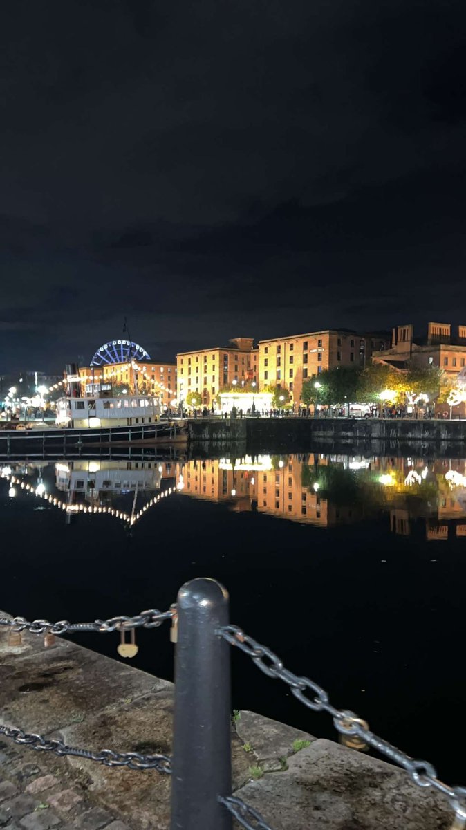 TheBrokenKing86's tweet photo. Fireworks and lights down the Albert docks with Michelle and the girls… #LiverpoolLights #BonfireNight #Fireworks #AlbertDocks https://t.co/Ay1I0poXJa
