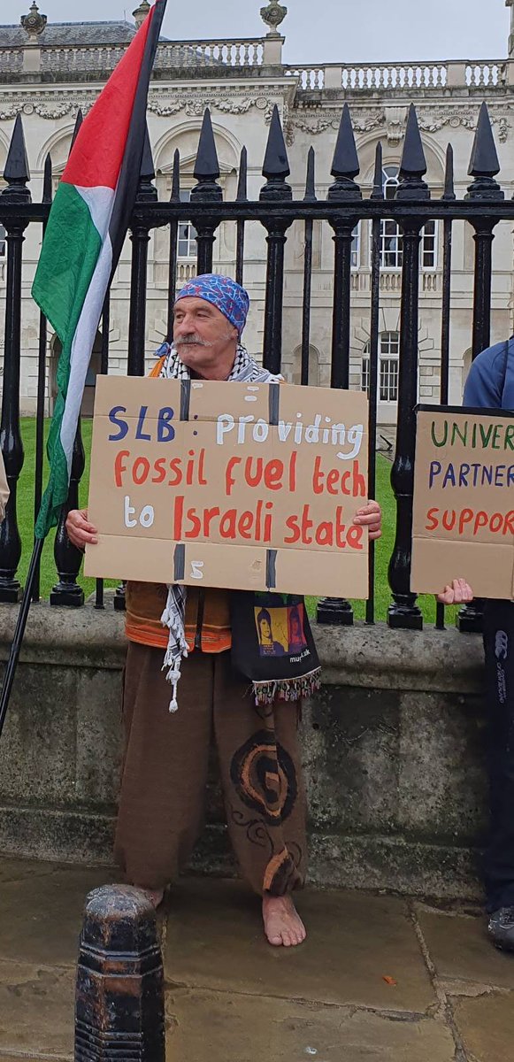 By providing tech in Israeli gas fields, SLB is complicit in the Israeli state's apartheid regime, and the oppression of the Palestinian people.

On Saturday we visited Senate House to call again for @Cambridge_Uni to cut all ties.

#SchlumbergerOut