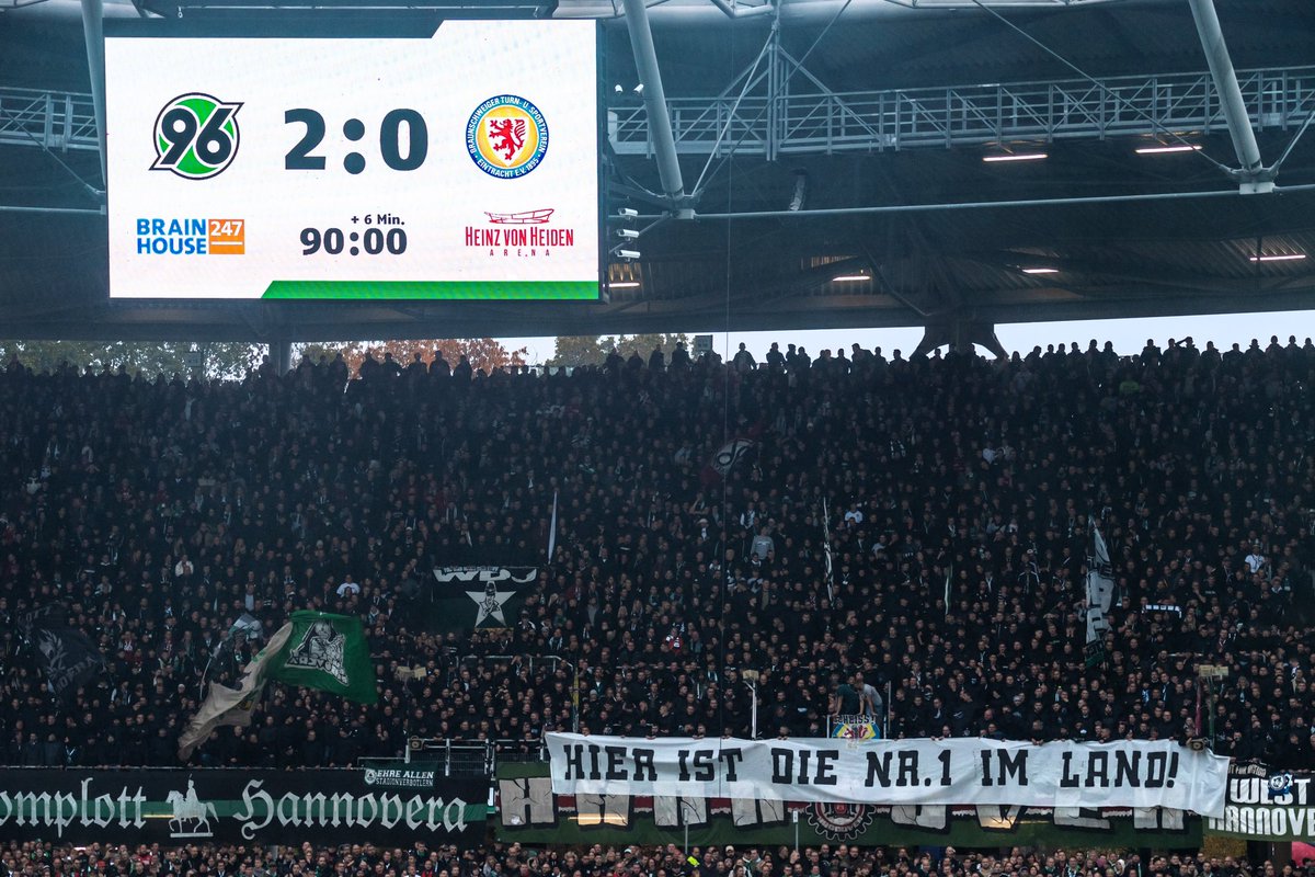 Träumt schön, liebe #Derbysieger! 🥰💤 📸: Martin Ewert #DasDerby #H96EBS #H96 #NiemalsAllein ⚫️⚪️💚