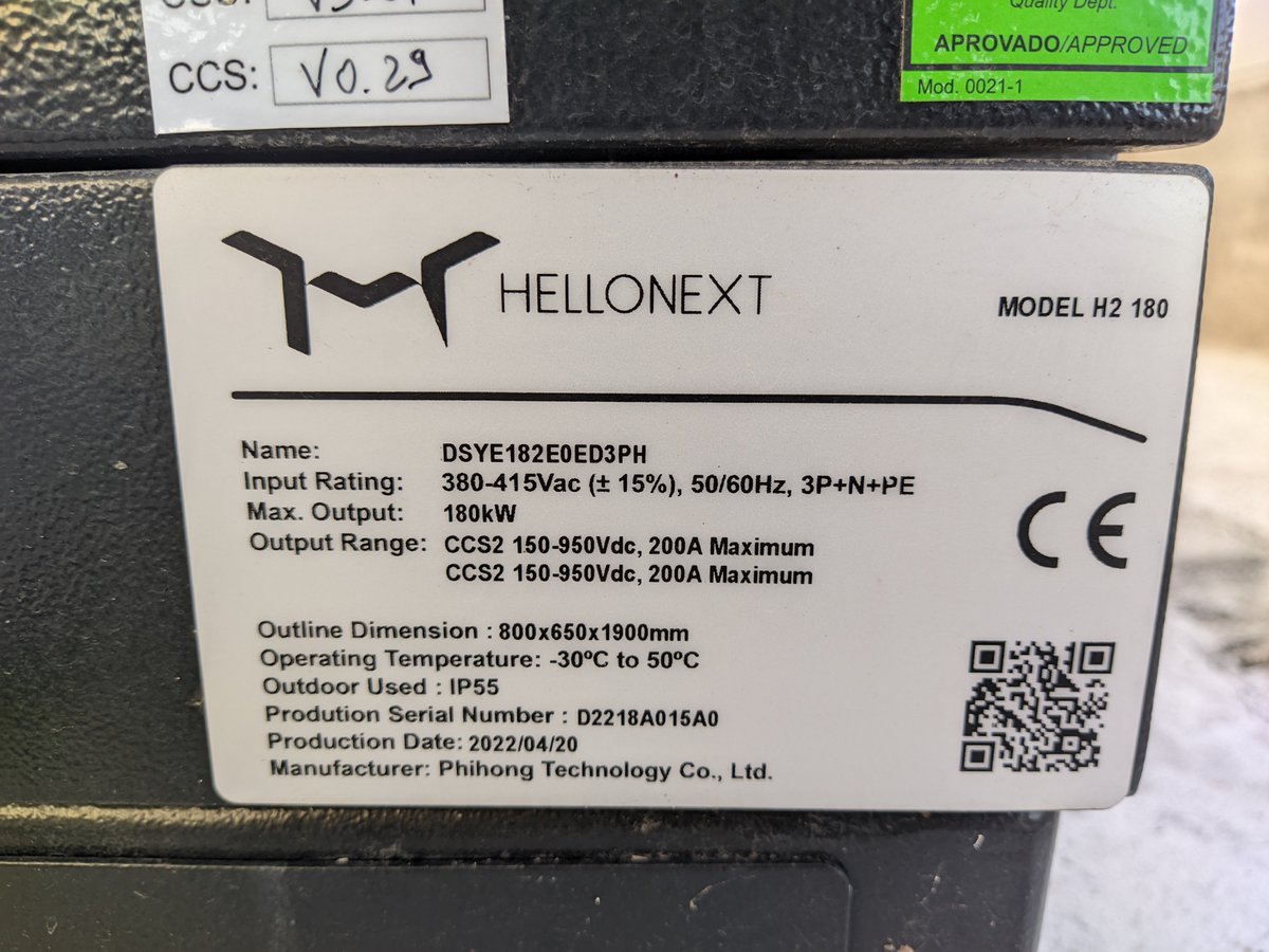 joseantonio_qr's tweet image. Cargador de 180kW compartidos en dos mangueras en una gasolinera @galp en Cerdanyola del Vallès. Todavía no funciona.

La intensidad máxima es de 200A, así que un coche con batería de 400V (por ejemplo un Tesla), difícilmente podrá pasar de 75kW.

Una pena ese tope de 200A.