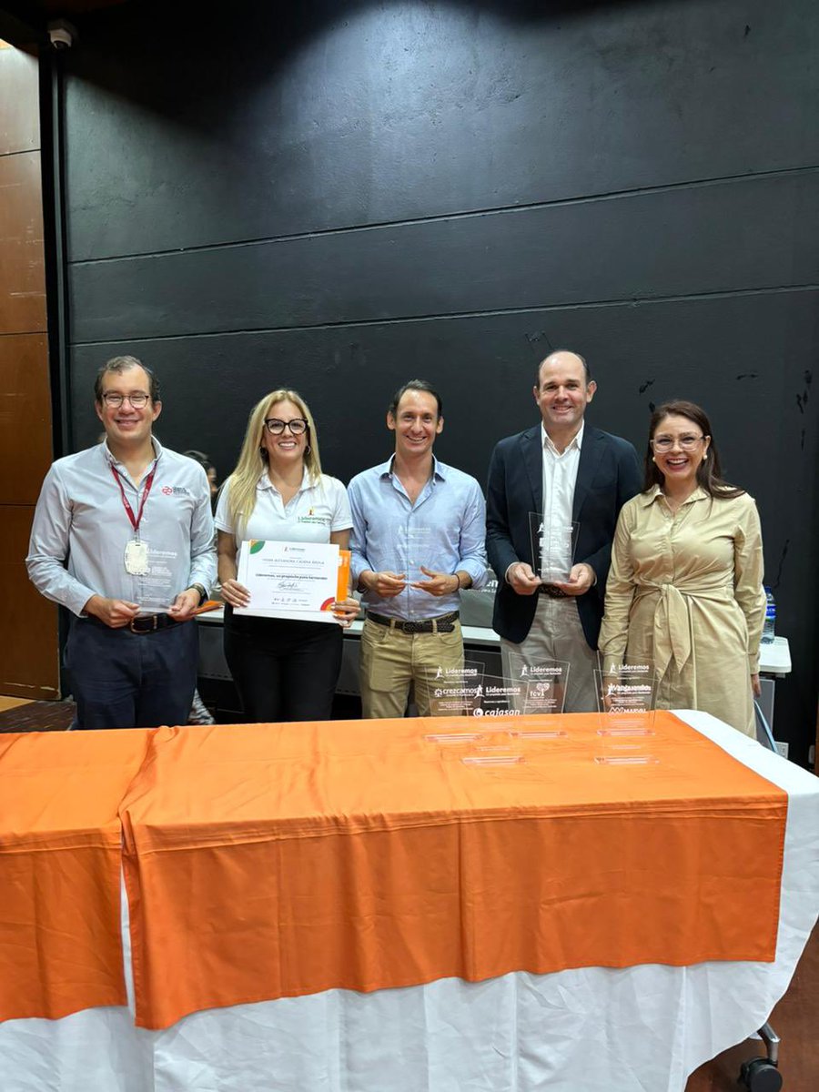 vilmacadena17's tweet photo. Feliz y agradecida por esta experiencia, por ser becaria primera cohorte de LIderemos, un propósito para Stder @CCBucaramanga @pro_santander @CoreUnab @vanguardiacom @Crezcamos @fcvcolombia @proteccion @cajasan @Marval_SA @Jp_Remolina @unab_online https://t.co/i8qfaeTqlT