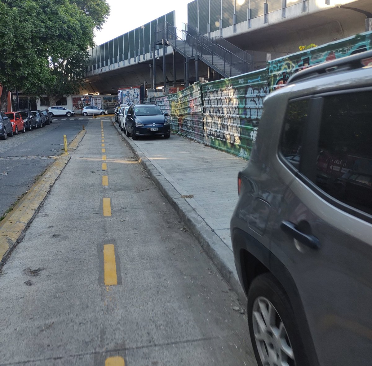 alez_arg's tweet photo. Ciudad #NoHacemosTransito de Buenos Aires.
#cochistas 🙌
#veredonga #autonga
Se ve que decidieron que no hay suficiente tránsito peatonal y es más valioso aparcar sus naves 🚀 terrestres. https://t.co/7dg7foTzas