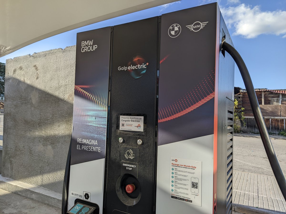 joseantonio_qr's tweet image. Cargador de 180kW compartidos en dos mangueras en una gasolinera @galp en Cerdanyola del Vallès. Todavía no funciona.

La intensidad máxima es de 200A, así que un coche con batería de 400V (por ejemplo un Tesla), difícilmente podrá pasar de 75kW.

Una pena ese tope de 200A.