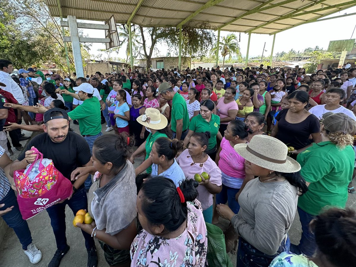 richastudillo's tweet image. Por #Acapulco debemos de sumar todos los esfuerzos para apoyar a las y los acapulqueños. Gracias a Gilberto Solano, presidente municipal de Tlapa, por el apoyo brindado. Hoy más que nunca debemos estar unidos y ser solidarios.
#ÁnimoAcapulco 🫂
#AcapulcoNecesitaDeTodos 🤝🏼