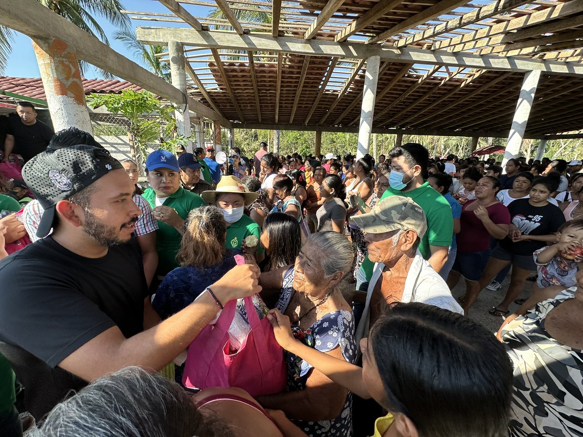 richastudillo's tweet image. Por #Acapulco debemos de sumar todos los esfuerzos para apoyar a las y los acapulqueños. Gracias a Gilberto Solano, presidente municipal de Tlapa, por el apoyo brindado. Hoy más que nunca debemos estar unidos y ser solidarios.
#ÁnimoAcapulco 🫂
#AcapulcoNecesitaDeTodos 🤝🏼
