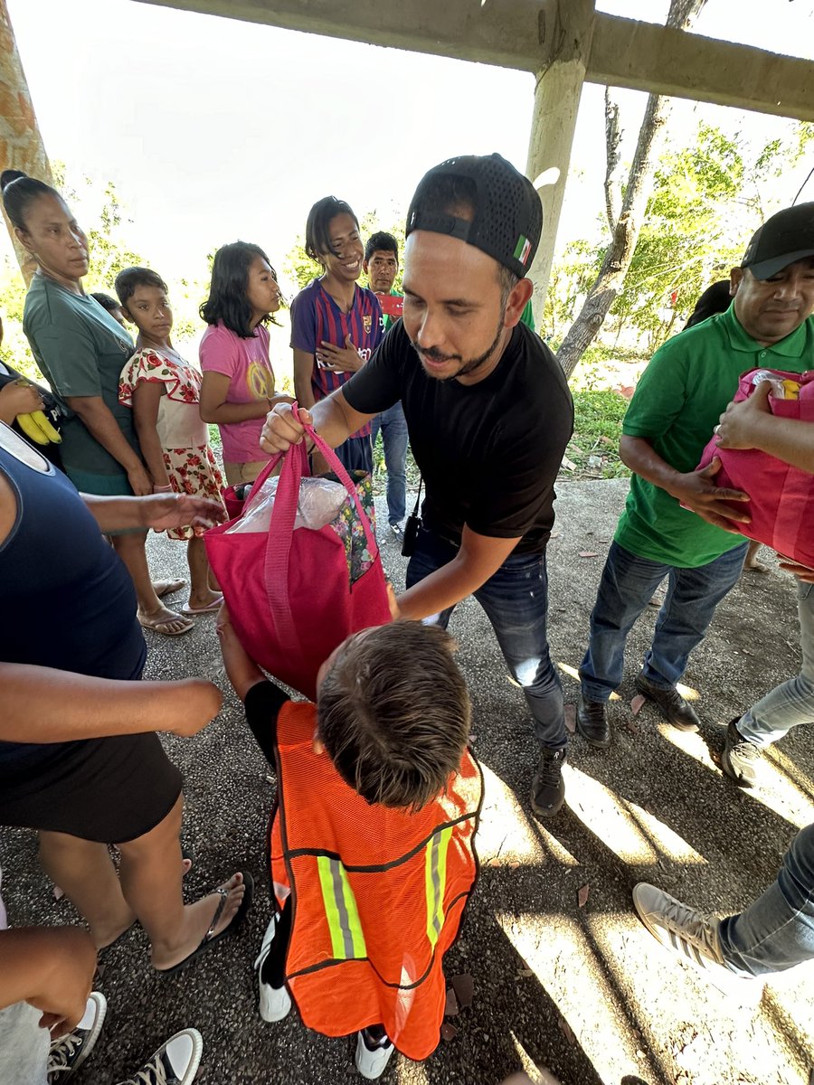 richastudillo's tweet image. Por #Acapulco debemos de sumar todos los esfuerzos para apoyar a las y los acapulqueños. Gracias a Gilberto Solano, presidente municipal de Tlapa, por el apoyo brindado. Hoy más que nunca debemos estar unidos y ser solidarios.
#ÁnimoAcapulco 🫂
#AcapulcoNecesitaDeTodos 🤝🏼