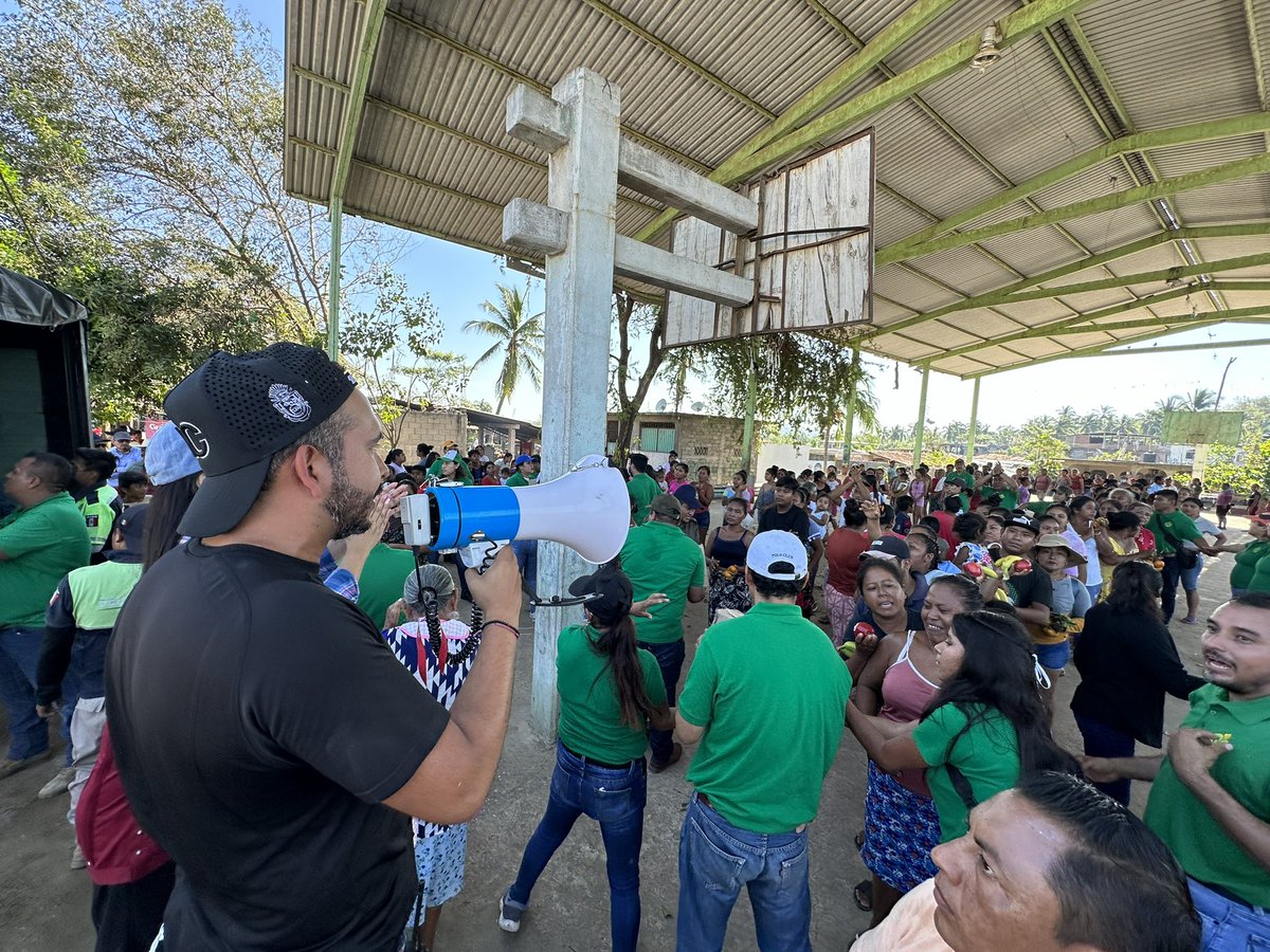 richastudillo's tweet image. Por #Acapulco debemos de sumar todos los esfuerzos para apoyar a las y los acapulqueños. Gracias a Gilberto Solano, presidente municipal de Tlapa, por el apoyo brindado. Hoy más que nunca debemos estar unidos y ser solidarios.
#ÁnimoAcapulco 🫂
#AcapulcoNecesitaDeTodos 🤝🏼