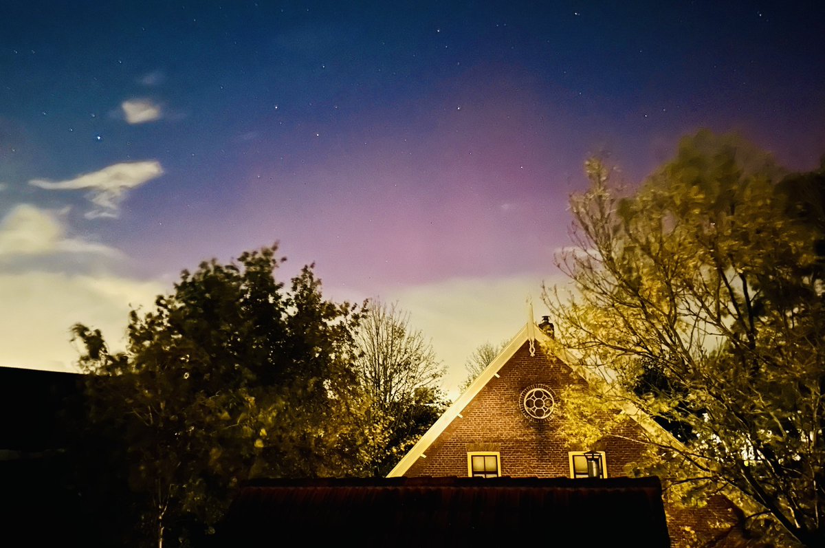 Noeky1980's tweet photo. Dit keer Noorderlicht in Nederland. 

En wel vanaf ons balkon genomen in Hardinxveld-Giessendam!

Vandaag 22:55

#noorderlicht #noorderlichtnederland #aurora #Auroraborealis #poollicht https://t.co/17FPSlS911