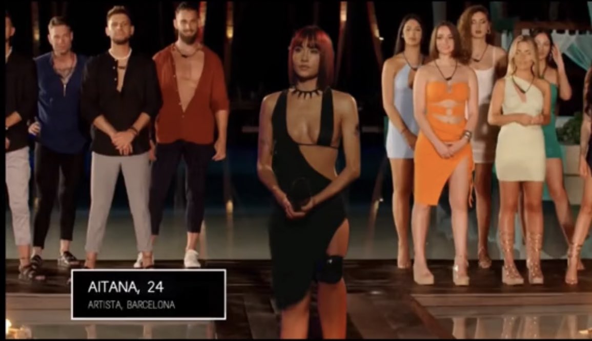 “Hola, me llamo Aitana, soy cantante y espero que alguno me deje cantar…con su micrófono 😉”