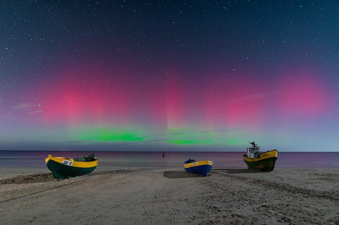 poland24com's tweet photo. The Northern Lights (The Aurora) were seen on the Polish sky tonight 🇵🇱🌌 https://t.co/8H6Y7vUWVm