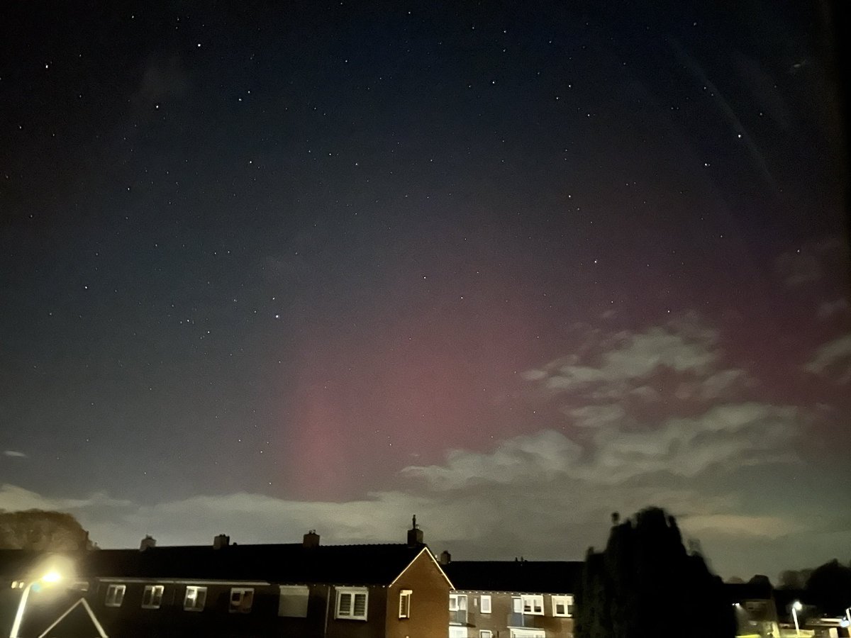 Ook hier boven #Dalfsen Noorderlicht waarneembaar. 
Ps. telefoonfoto zonder flits en uit de hand.
