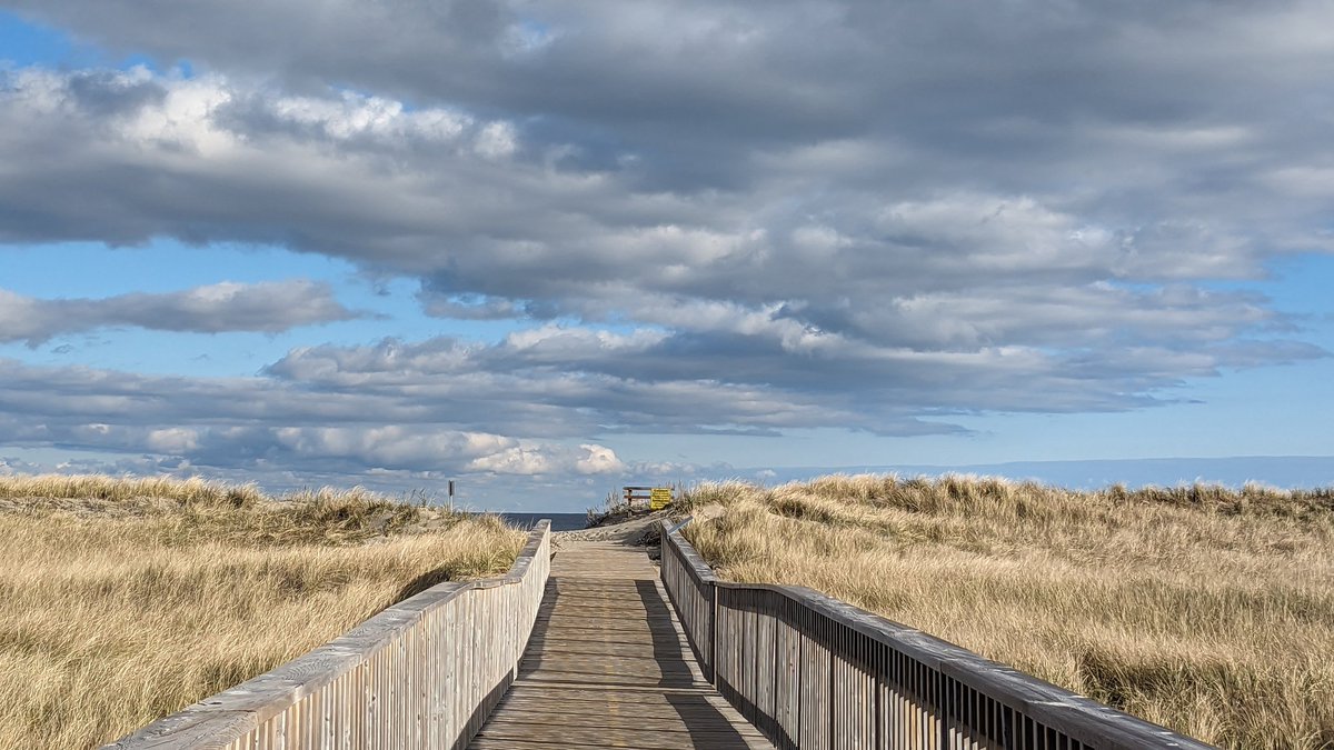 Wanda_Quinn's tweet photo. Our Sunday journeys tend to involve a body of water. This week was no different. We ended up at #KellysBeach in #KOUCHIBOUGUACNP. A cold but beautiful walk along the boardwalk and beach.
#NBLiving #ExploreNB #Pixel6a https://t.co/0wCV79epZn