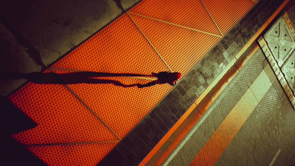 Can’t put the camera directly on top in #Cyberpunk2077 but couldn’t resist the sharp sunlight on this bright orange pavement ☀️

#AWChallenge #VirtualPhotography #PhotoMode #VPGamers