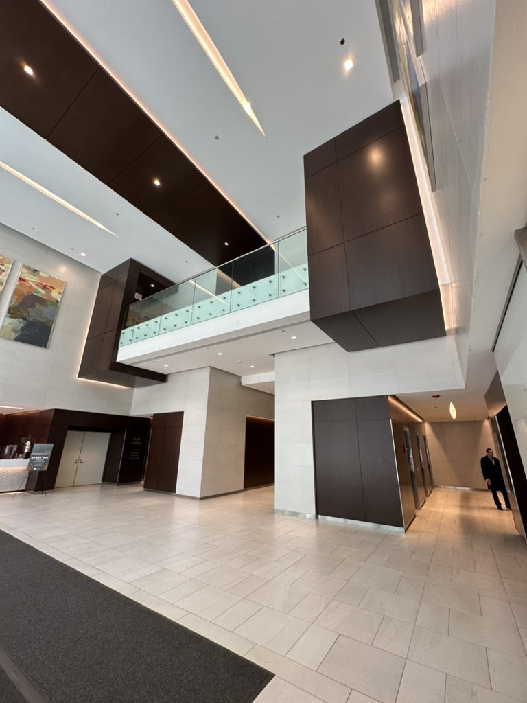 So sad what has been done to the lobby of the Loop Transportation Center by Peter Ellis of SOM, it used to be do utterly spectacular 🥺