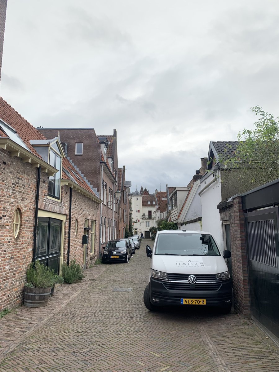 Wimzegt's tweet photo. In Valkestraat is nieuwe illegale parkeerplek in gebruik genomen Bestuurders weten gewoon dat ze er mee wegkomen door gebrek aan Handhaving van team @lucasbolsius En hebben deze kentekens (tijdelijke) ontheffing om in #autoluwe binnenstad @Gem_Amersfoort te zijn? https://t.co/QEOr1vQb6I