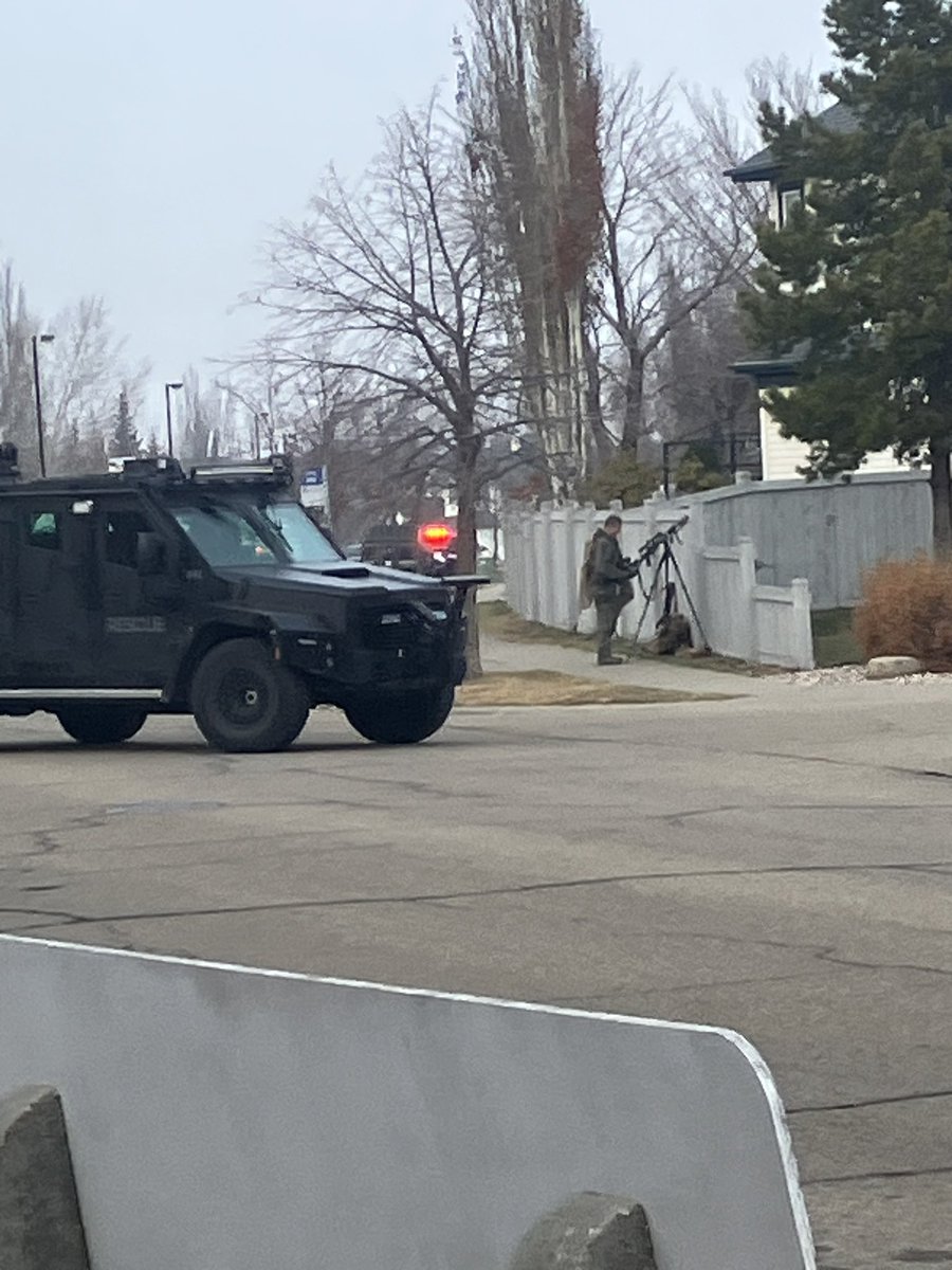 dragonhunter669's tweet photo. Interesting things in West Edmonton… Glastonbury area… Edm Police on scene… people said shots had been heard. #yeg https://t.co/Ie0eZoFxEY