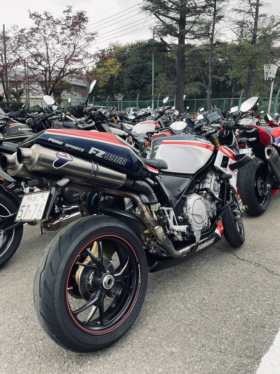 jazz_flh's tweet photo. 戦う為に造られたマシンはとても綺麗でした。
駐輪場で地味に注目された私のFZですが、少し恥ずかしかったです。
お声が頂いた方、ありがとございました。
#テイスト・オブ・ツクバ 
#バイク好きと繋がりたい 
#バイクのある生活 
#YAMAHAが美しい 
#プロアームではない 
#FZ750
#FZ996R https://t.co/1cXWAg0SzG