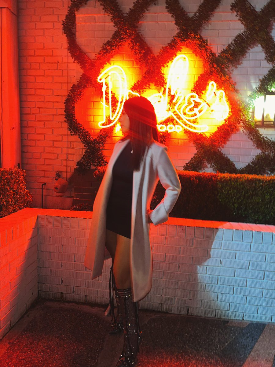Kargauna's tweet photo. 🧥🍸🫦 https://t.co/SesAVe03i3