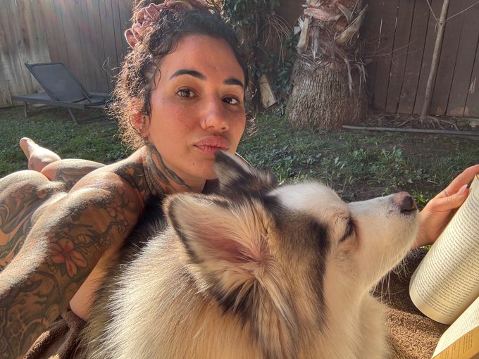 1 pic. My dog interrupting my tanning https://t.co/39bNjHnKfz