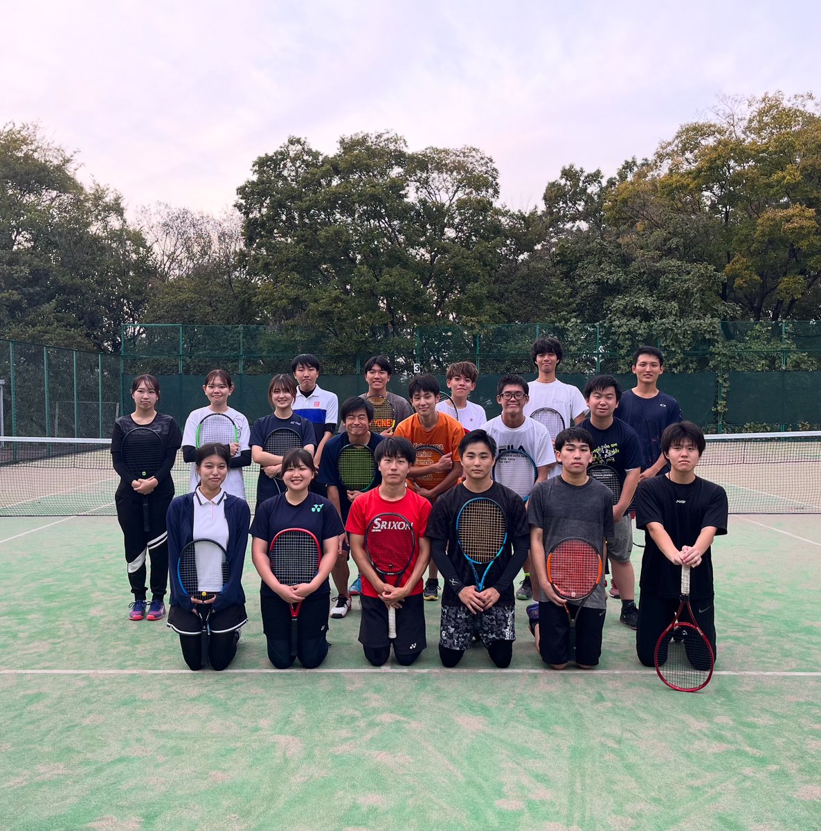 tutTennis's tweet photo. 11月4日をもちまして3年生が引退となりました。

今まで部活動の雰囲気を伝えたいと思い、投稿を続けていました。それを上手くお伝えできたかは分かりませんが、本当に優しい人ばかりで仲の良い集団だと自負しています。

最後になりましたが、約3年間お世話になりました。

#東��工科大学硬式庭球部 https://t.co/r1wuA1CBsv