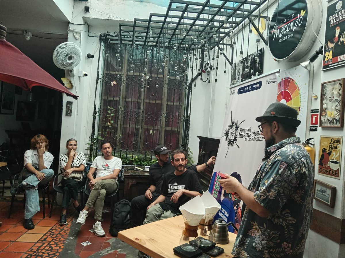 ficcalioficial's tweet photo. Hoy en cierre del laboratorio de guion del @ficcalioficial los asistentes disfrutaron de una demostración de filtrados de café ☕ en Café Macondo como parte del cierre de esta actividad. #CineQueTransforma https://t.co/iUXJSzRsMJ